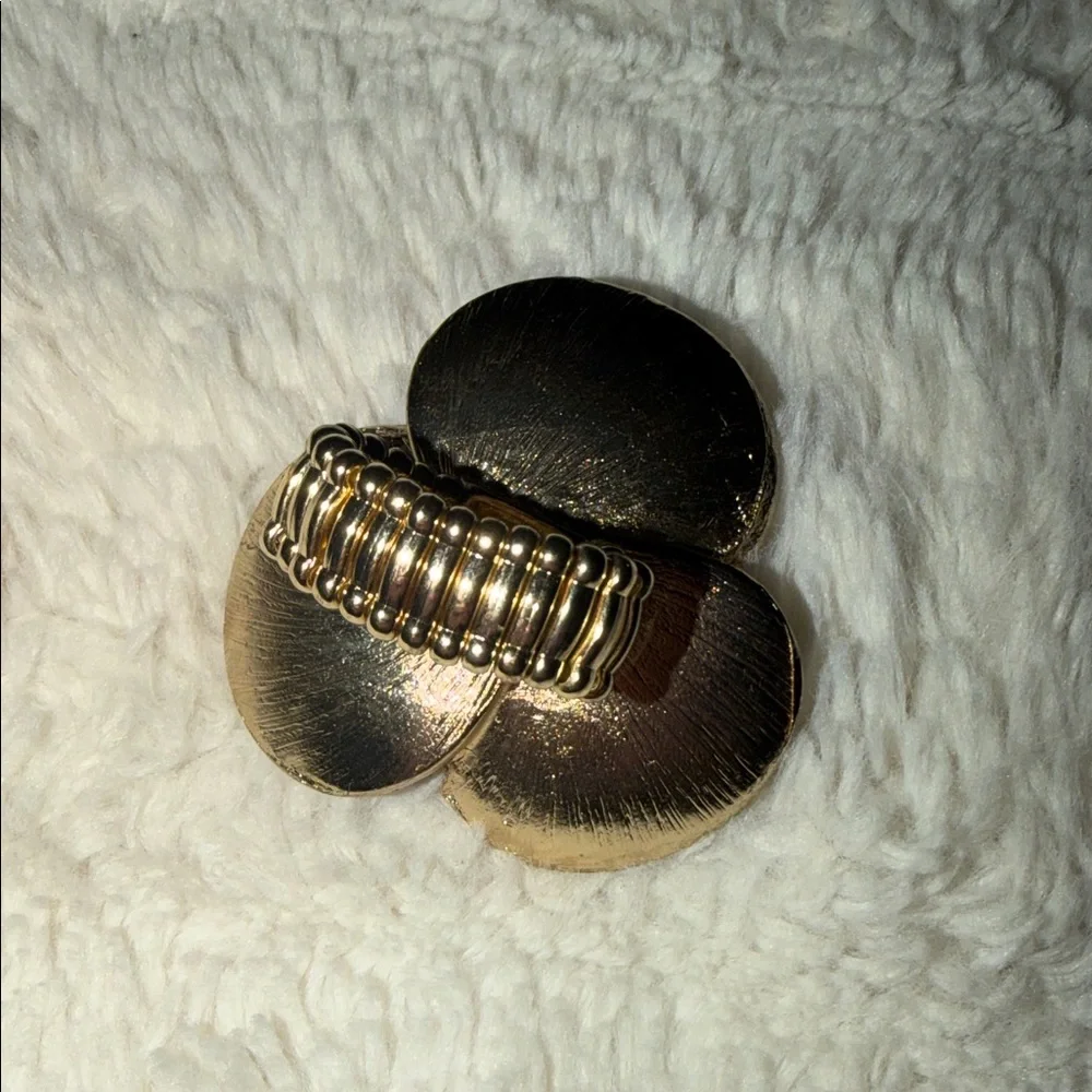 Elegant Gold and Pearl Flower Ring - Picture 3 of 3